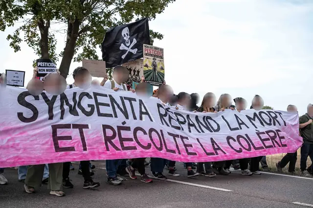 The head of the march behind the banner “Syngenta spreads death and reaps anger” (“Syngenta répand la mort et récolte la colère”)