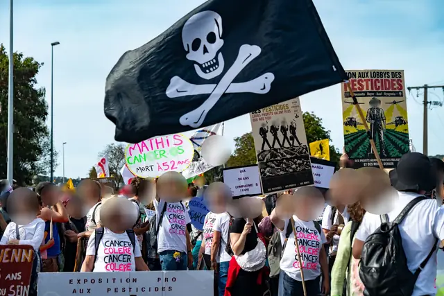 The Cancer Colère bloc with a pirate flag and signs against the pesticide lobbies