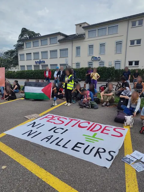 Sit-in outside the Syngenta site, with the banner “Pesticides neither here nor elsewhere” (“Pesticides ni ici ni ailleurs”) laid on the ground